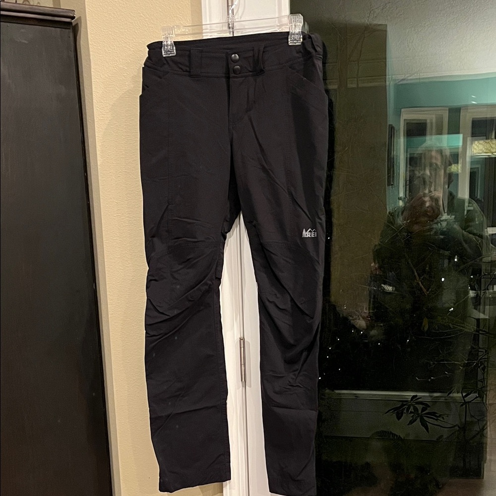 REI women’s sz 2 black hiking  Pants